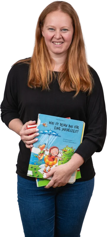 Pädagogische Fachkraft mit Bilderbüchern