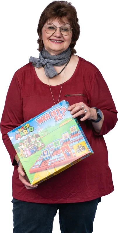 Betreuungskraft mit Gesellschaftsspiel